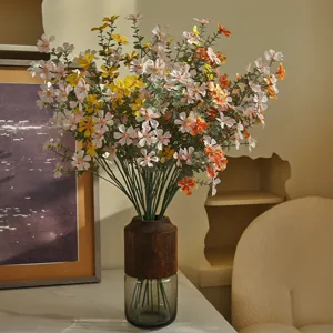 Künstlicher Wildblumenstrauß für Heimdekoration, pastorale Kunstblumen in Glasvase.