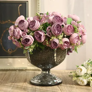Bouquet de roses thé artificielles en vase mosaïque, décor floral élégant table.