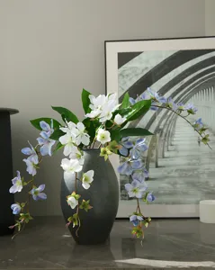 Künstliche hängende Jasminblüten in Keramikvase für Tischdekoration im Wohnzimmer