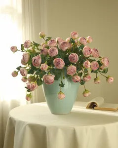 Bouquet di rose artificiali in vaso di ceramica per decorazione tavola e supporto foto