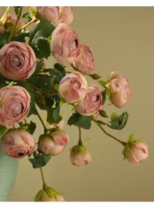 Dettaglio di fiori di rose artificiali, finta rosa da tè per decorazioni casa, centrotavola.