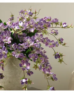 Künstliche hängende Jasminblüten Detail, violette Blumendeko für Zuhause und Tischdekoration.