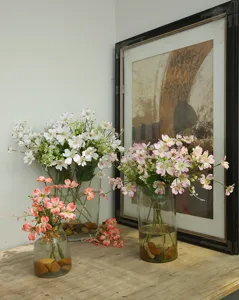 Arreglo de flores de cornejo artificiales en florero de vidrio para decoración