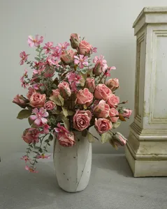 Kunstmatige vintage roze rozen bos met witte vaas voor woninginrichting en huwelijksdecoratie.