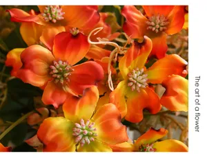 Primer plano detallado de flores artificiales de seda de color naranja decorativas.