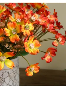Detalle de ramo de flores de cornejo artificial, decoración de mesa de seda naranja.