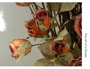 Gedetailleerd overzicht van vintage kunstrozen met verbrande randen voor interieurdecoratie.