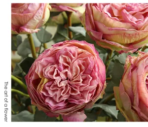 Primo piano dettagliato di fiore di rosa artificiale in seta con strati di petali per arredare.