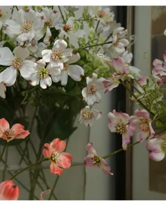 Detalle de flor de cornejo artificial para decoración de hogar y boda elegante.