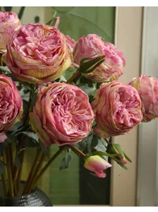 Primo piano dettagliato di rose artificiali Austin, mazzo floreale vintage rosa.