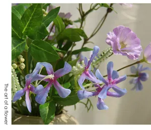 Primo piano dettagliato di un bouquet di fiori artificiali margaritha con bellissimi petali viola.