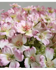 Primer plano de un ramo de flores artificiales de seda rosa y blanca para decoración del hogar.