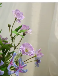 Primo piano dettagliato di un bouquet di fiori viola artificiali, morbido arredamento.