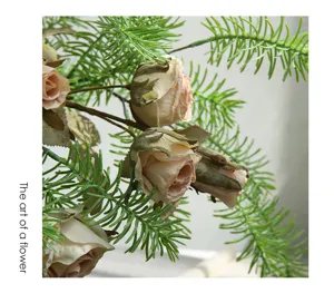 Retro kunstmatige roos tak met dennennaalden voor huisdecoratie en huwelijksbloemen.