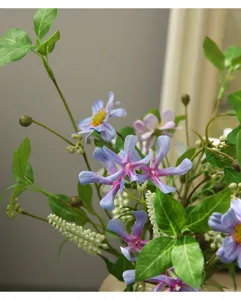 Primo piano dettaglio di bouquet di fiori artificiali blu per decorazione d'interni