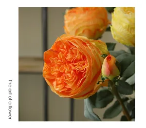Primo piano delle teste di rose artificiali Austin con texture squisita e colori ricchi.