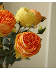 Bouquet di rose Austin artificiali, fiori arancioni e gialli per decorazione d'interni.