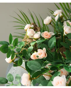 Detalle primer plano de vid de flores de rosas artificiales, decoración floral rosa para pared
