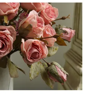 Close-up detail van roze kunstmatige vintage rozen met verbrande randen, zijdebloem.