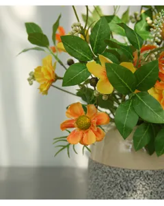 Mazzo di fiori artificiali simulazione margherita verde piante decorazione dettaglio.