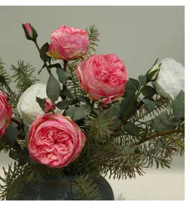 Primo piano di rose artificiali e aghi di pino dettaglio per decorazione d'interni.
