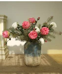 Mazzo di fiori artificiali di rose Austin in vaso di ceramica per decorazione d'interni