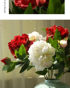 Primer plano de peonías artificiales en un florero, perfecto para decoración de mesa.