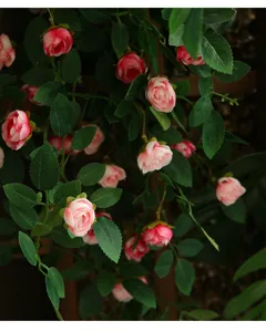 Detalle de guirnalda de rosas artificiales, flores rosas colgantes para decoración de pared interior.