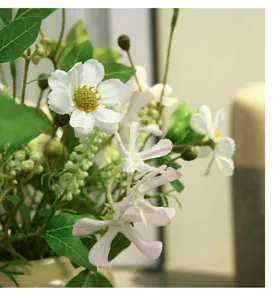 Mazzo di fiori di margherite artificiali dettaglio primo piano per arredamento casa.