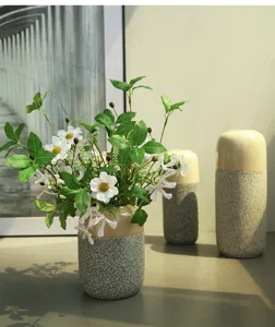 Bouquet di fiori artificiali con vaso in ceramica per decorazione d'interni casa