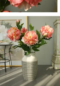 Ramo de flores artificiales de peonía de seda en florero de cerámica para decoración.