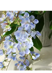 Nahaufnahme künstlicher blauer Hängeblumen und Blätter, ideal für die Heimdekoration.