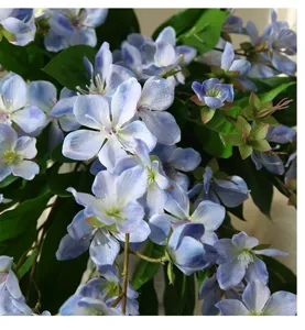 Detailaufnahme künstlicher Blumen mit blauen Blütenblättern für die Heimdekoration.