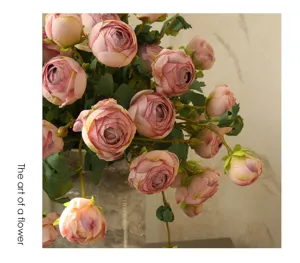 Vista dettagliata del bouquet di rose tè artificiali per una decorazione d'interni elegante.