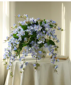 Künstliche hängende Jasminblüten Detail, blaue Blumenarrangements im weißen Topf für Tisch.