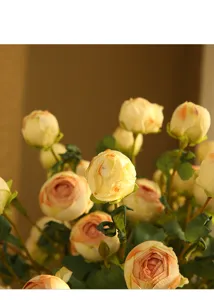 Bouquet di rose da tè artificiali dettaglio primo piano, elegante fiore decorativo.