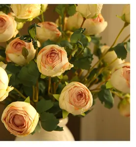 Bouquet di fiori di rose artificiali finte peonie decorazione tavola oggetti di scena foto
