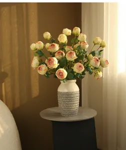 Bouquet di rose artificiali con vaso in ceramica, decorazione d'interni e supporto per foto.