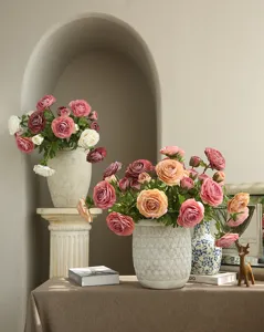 Vista dettagliata della composizione floreale di rose artificiali in vaso di ceramica.