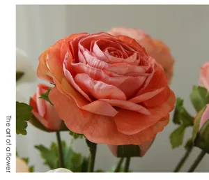 Primo piano dettagliato di ranuncolo artificiale, con petali multistrato e texture molto realistica.