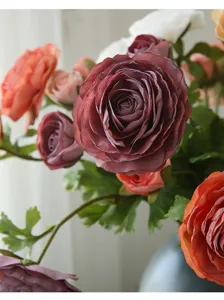 Primo piano dettaglio di fiore di ranuncolo artificiale per decorazioni con petali delicati.