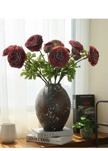 Bouquet di ranuncoli artificiali a due teste in vaso scuro testurizzato per arredamento.