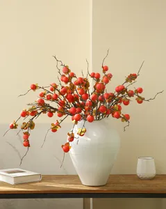 Nahaufnahme Detail künstlicher wilder Kaki Zweig Blumenarrangement für Heimdekoration.