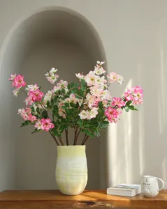 Dettaglio di composizione floreale di begonie artificiali, decorazione floreale finta per casa.