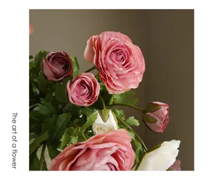 Primo piano dettagliato di un bouquet di fiori di peonie finte artificiali decoro