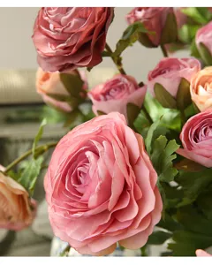 Primo piano dettaglio ravvicinato di bouquet di fiori artificiali rosa per decorazione.