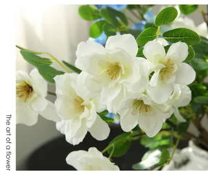 Primo piano dettagliato di un ramo di begonia bianca finta, elegante decorazione.