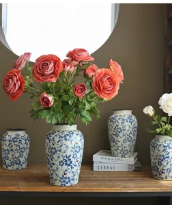 Bouquet di fiori artificiali di ranuncolo con vaso in ceramica per decorazioni d'interni moderne.