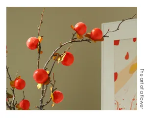 Künstlicher Kakao-Zweig Detailansicht, realistische rote Beeren Für Heimdekoration.