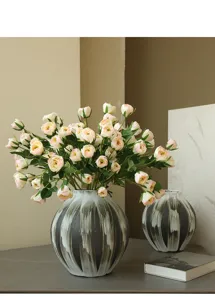 Arrangement de roses gemmes artificielles en vase en céramique, déco de luxe nordique.